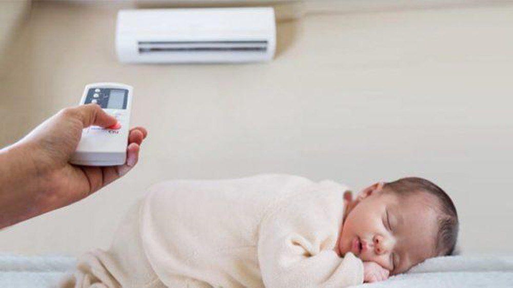 Trẻ Sơ Sinh Có Nên Nằm Điều Hòa Không? Cách Dùng Điều Hòa An Toàn Cho Bé